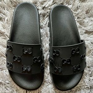 Women's black rubber GG slide sandal, size 40 (10 US)